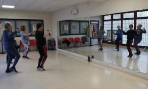 Mujeres de la Asociación Erabide bailando