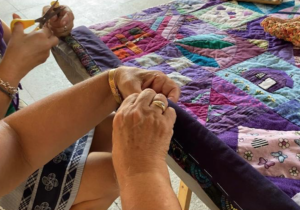 Mujeres de la Asociación Erabide de Galdakao haciendo Patchwork