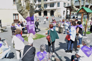 Imagen de una kalejira realizada para recuperar la memoria histórica de las mujeres de Galdakao.