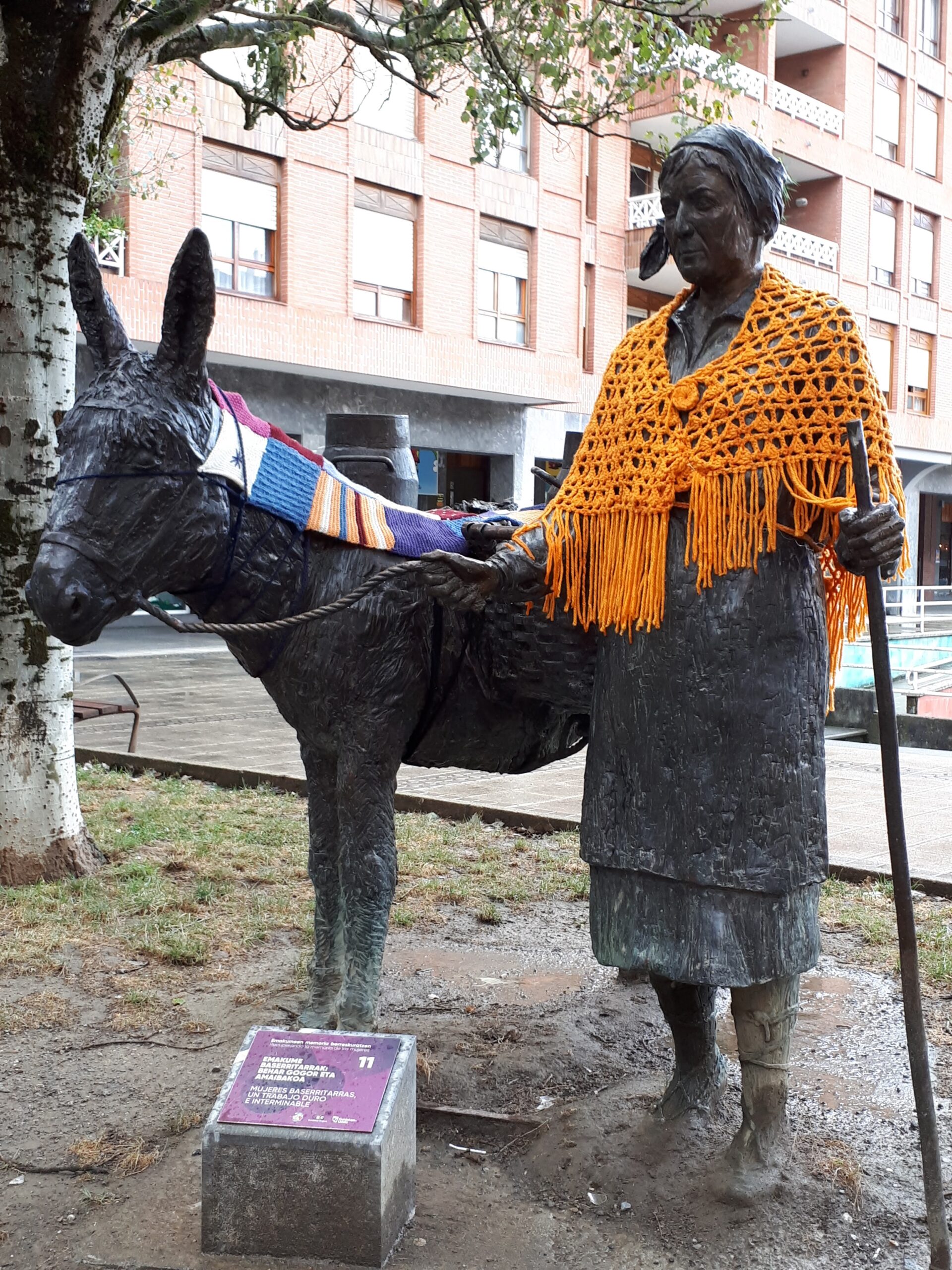 AZAROAREN 25EAN ERABIDEK EMAKUMEEN OROIMENAREN LEHEN IBILBIDEA EGINGO DU