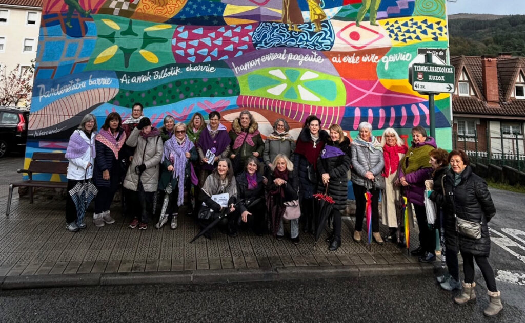 Mujeres de Erabide Elkartea realizando la ruta de la memoria de las mujeres en Galdakao